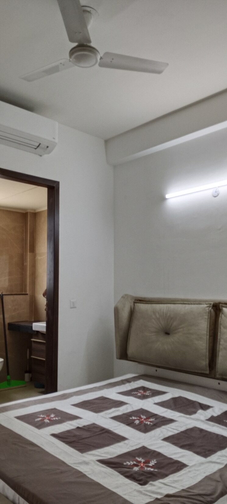 Room, smart-world-orchard 3.5 Bedroom 1712 Sq.Ft. Builder Floor In Sector 61 Gurgaon 8697652