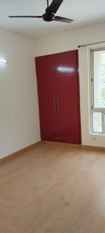 Room in 2 BHK Apartment at Jaypee Greens Kosmos, Sector 134 – for Rent