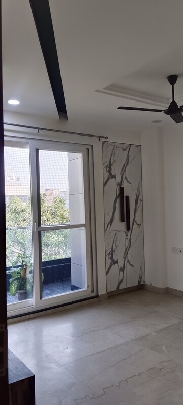 Room in 3 BHK Builder Floor at Mukherjee Nagar – for Rent