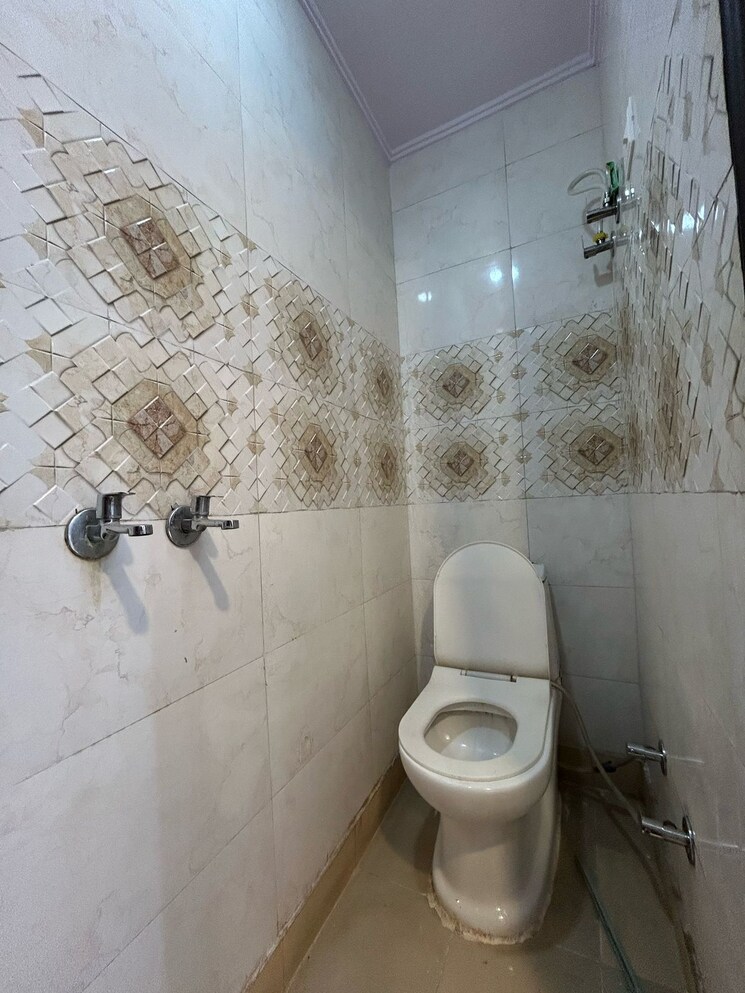 Bathroom, govindpuri 2 Bedroom 50 Sq.Yd. Builder Floor In Govindpuri Delhi 8695844