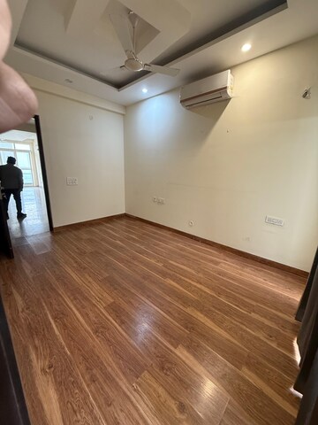 Room in 3 BHK Apartment at Pioneer Park Phase 1, Sector 61 – for Rent