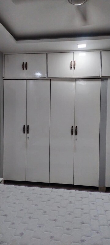Room in 2 BHK Apartment at Raheja Sherwood, Goregaon East – for Rent