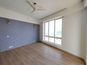 Room in 5 BHK Apartment at Pioneer Park Presidia, Sector 62 – for Rent