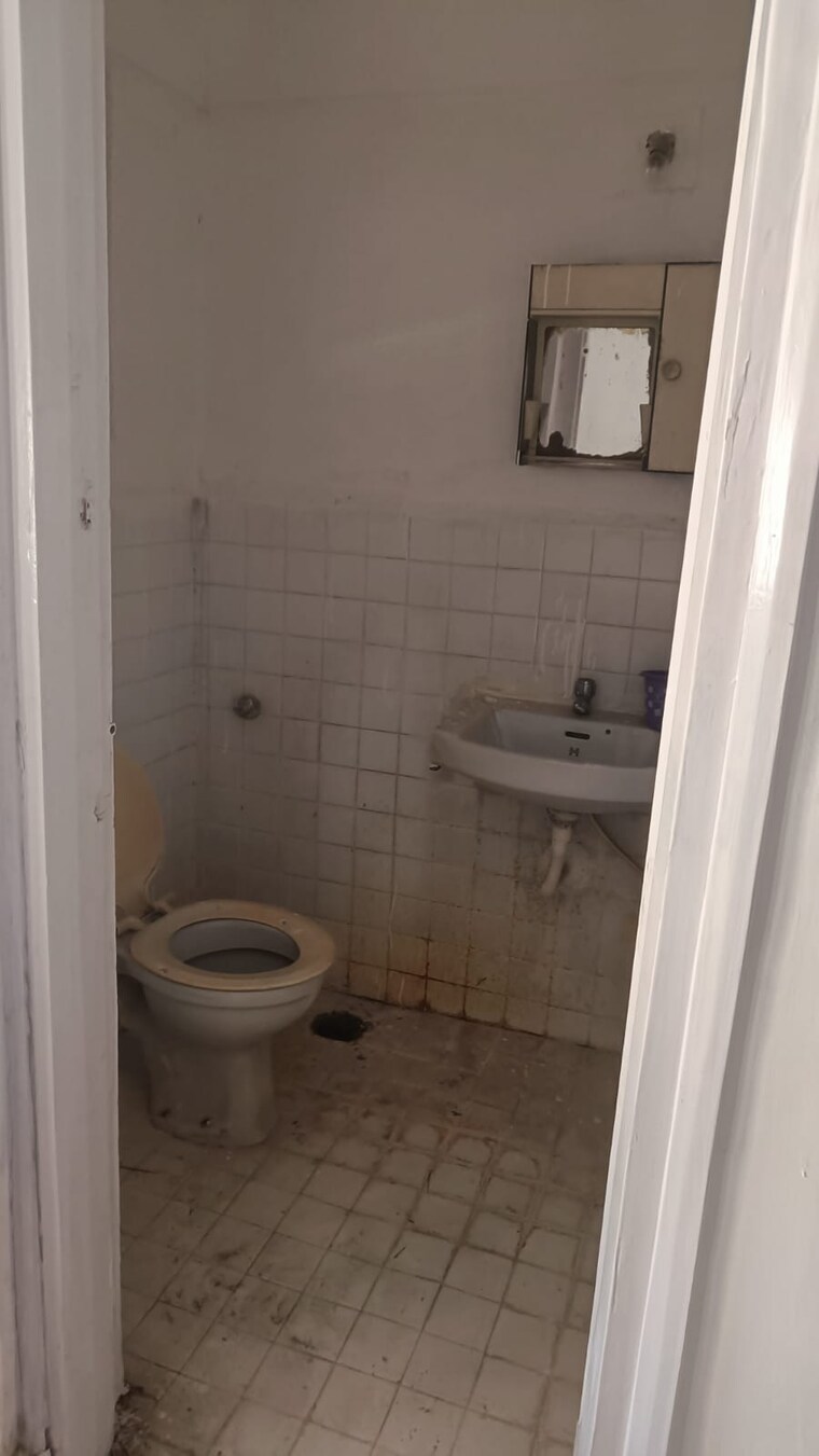 Bathroom, mantralaya 3 Bedroom 1400 Sq.Ft. Apartment In Mantralaya Mumbai 8695913