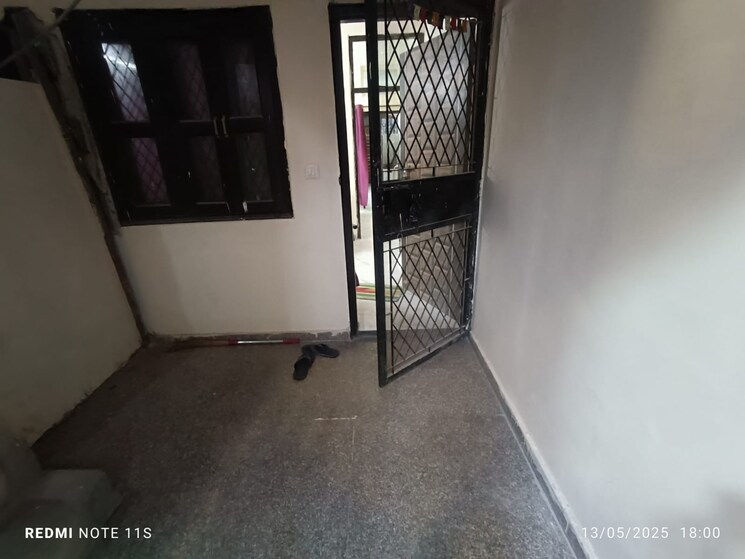 Room, lajpat nagar 4 1.5 Bedroom 80 Sq.Yd. Builder Floor In Lajpat Nagar 4 Delhi 8695974