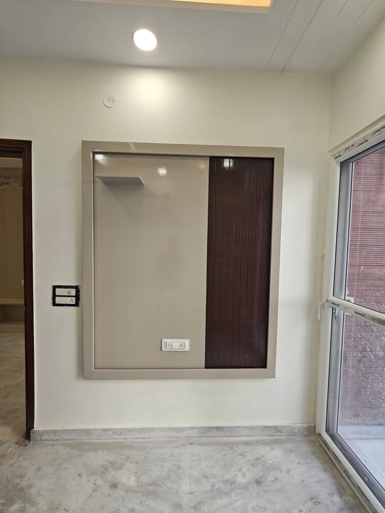 Room, rohini sector 24 3 Bedroom 900 Sq.Ft. Builder Floor In Rohini Sector 24 Delhi 8696006