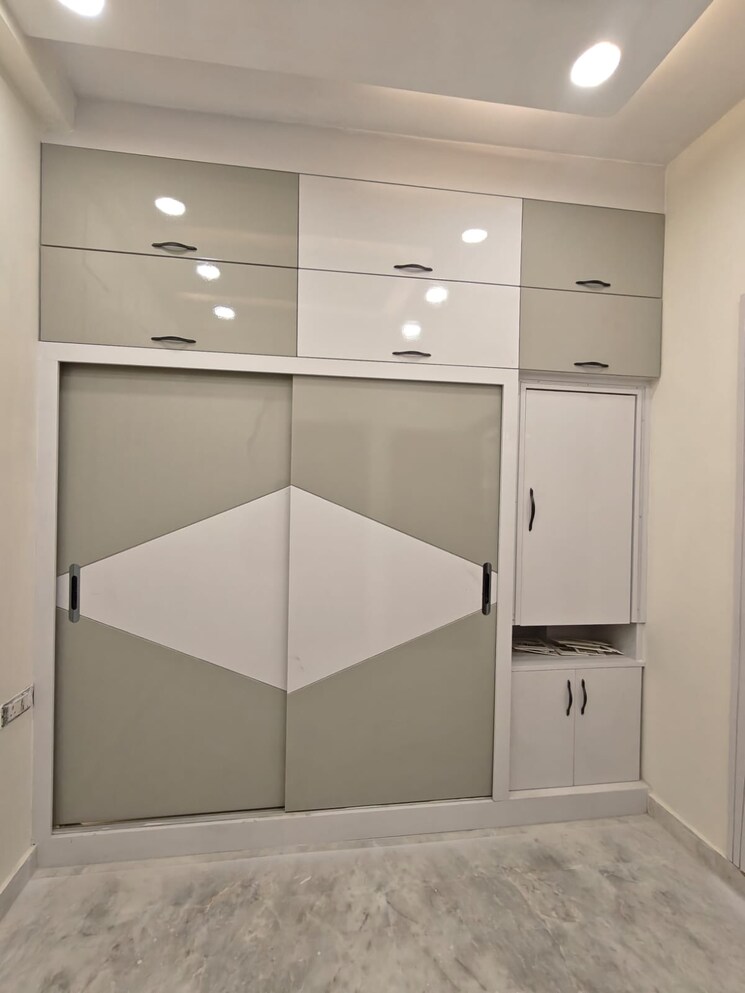 Room, rohini sector 24 3 Bedroom 900 Sq.Ft. Builder Floor In Rohini Sector 24 Delhi 8696006