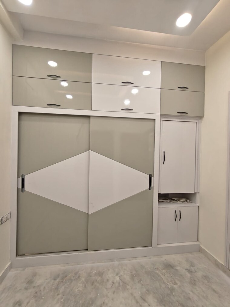 Room, rohini sector 24 3 Bedroom 900 Sq.Ft. Builder Floor In Rohini Sector 24 Delhi 8696006