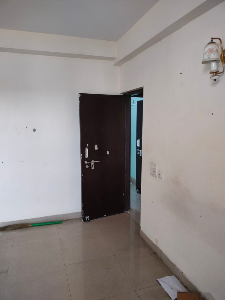 Room, laxmi nagar 4 Bedroom 3000 Sq.Ft. Builder Floor In Laxmi Nagar Delhi 8696067