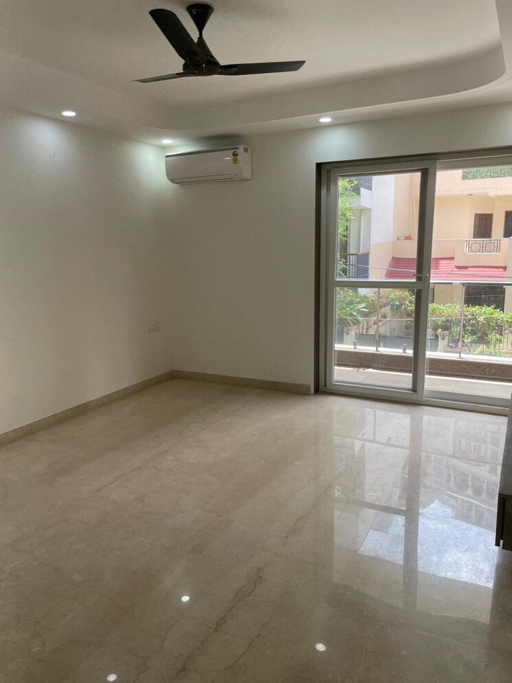 Room, rohini sector 11 3 Bedroom 1300 Sq.Ft. Builder Floor In Rohini Sector 11 Delhi 8696264