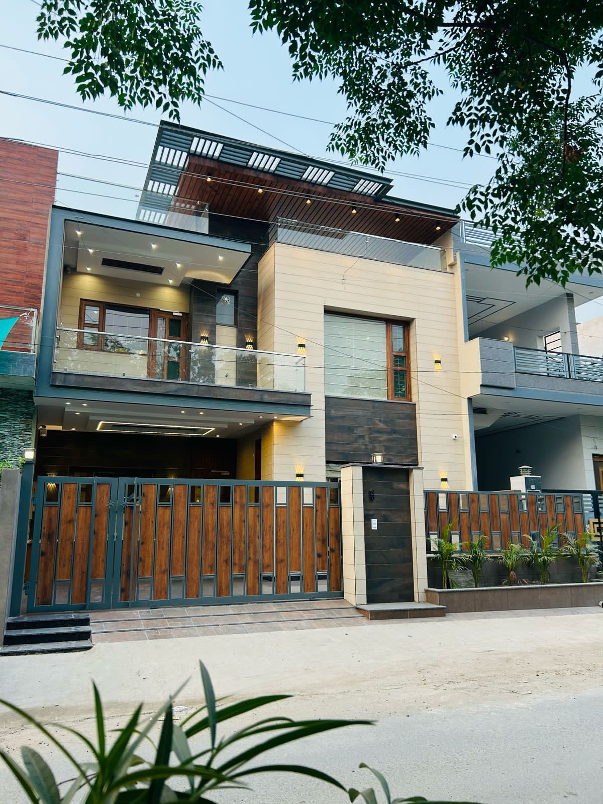 4 BHK + Pooja Room,Servant Room,Study Room,Extra Room Villa For Sale in Sunny Enclave 
