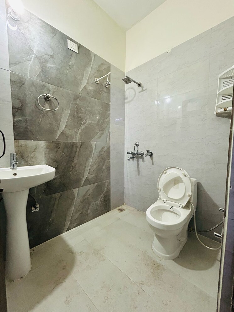 Bathroom, greater mohali 2 Bedroom 1050 Sq.Ft. Apartment In Greater Mohali Mohali 8696362