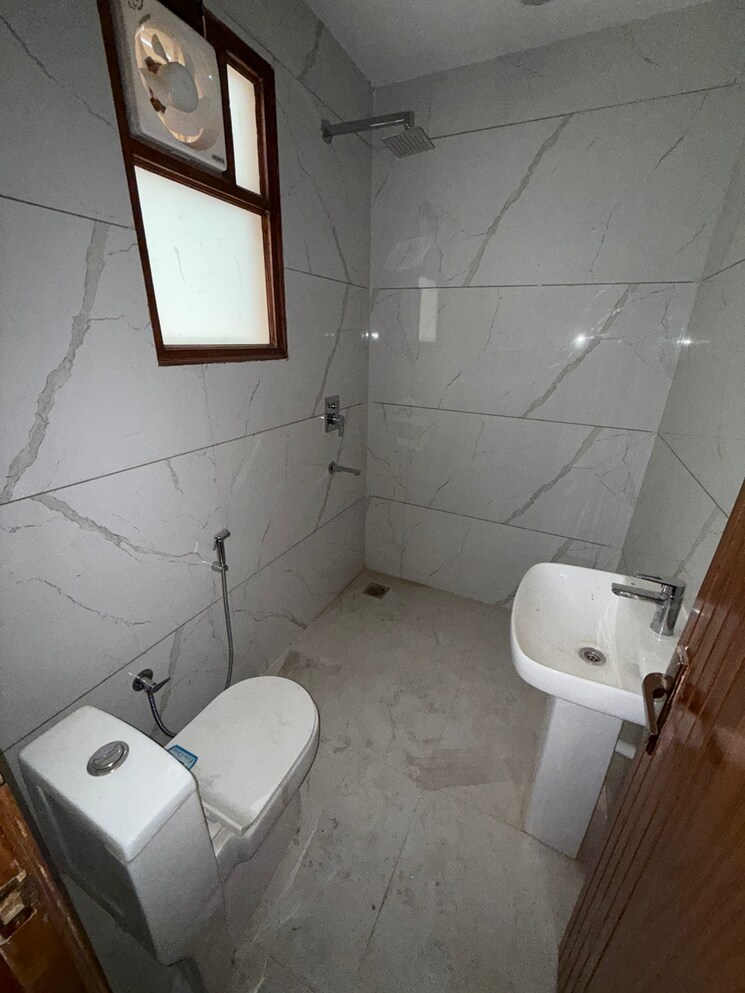 Bathroom, sector 89 3 Bedroom 170 Sq.Yd. Builder Floor In Sector 89 Faridabad 8696616