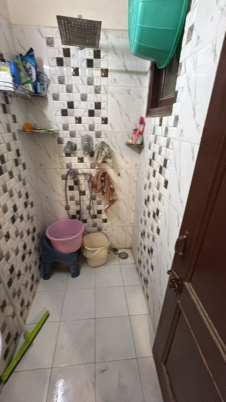 Bathroom, south patel nagar 3 Bedroom 120 Sq.Yd. Builder Floor In South Patel Nagar Delhi 8678060