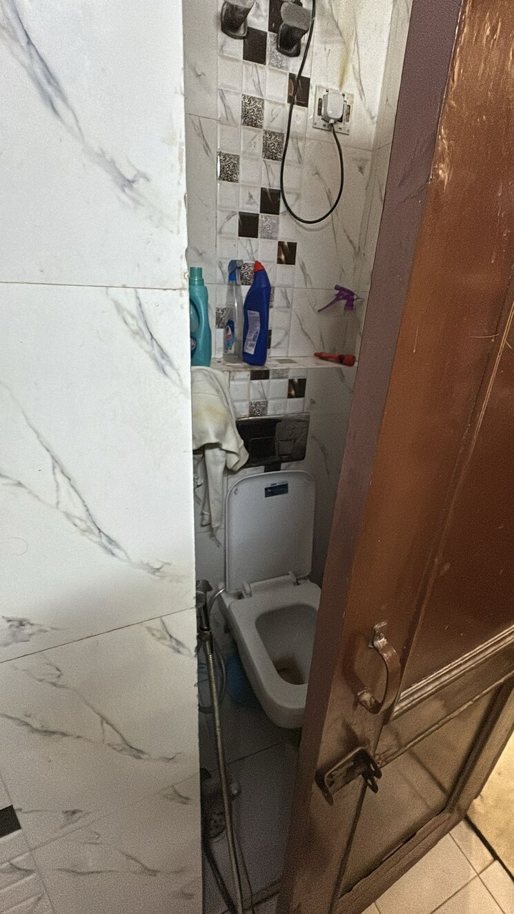 Bathroom, south patel nagar 3 Bedroom 120 Sq.Yd. Builder Floor In South Patel Nagar Delhi 8678060