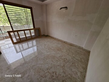 Room in 4 BHK Builder Floor at Sector 9a – for Sale
