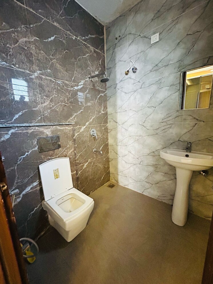 Bathroom, kharar 1 Bedroom 60 Sq.Yd. Apartment In Kharar Mohali 8696943