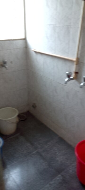 Bathroom in 1.5 BHK Apartment at Neumec Villa, Vile Parle East – for Rent