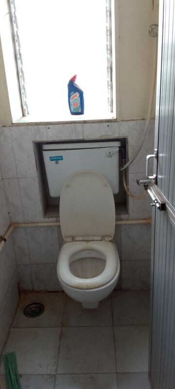 Bathroom in 1.5 BHK Apartment at Neumec Villa, Vile Parle East – for Rent