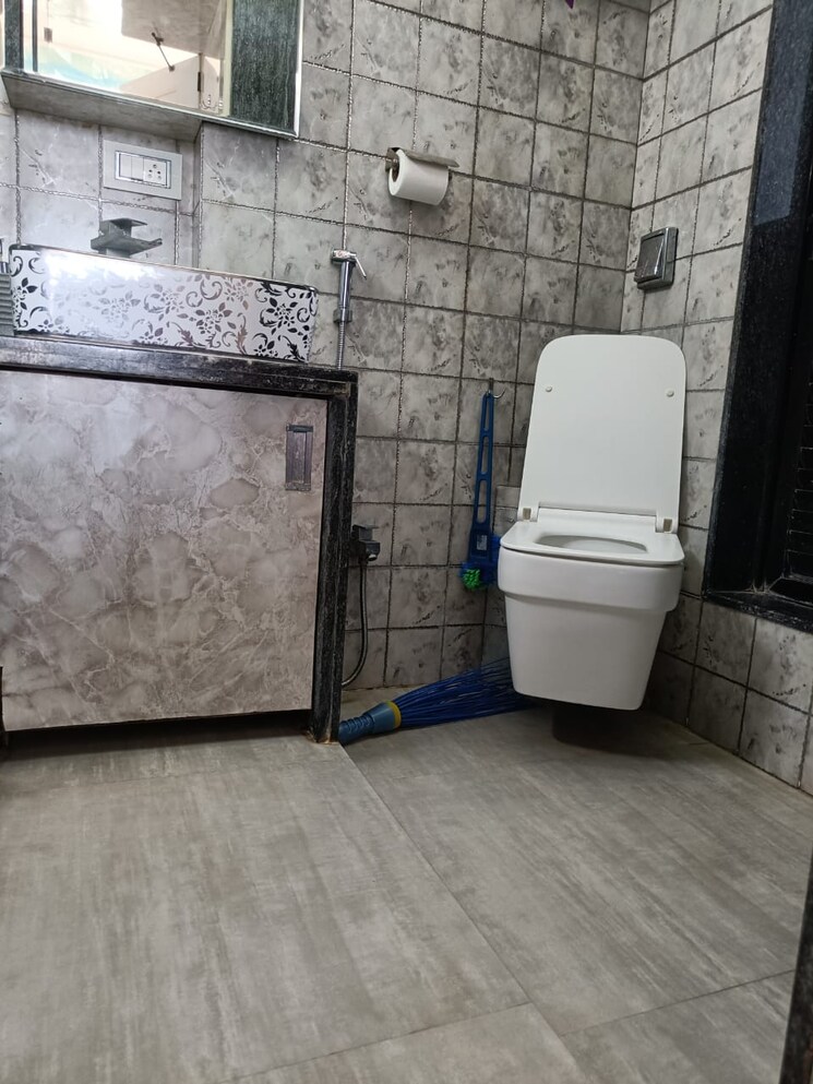 Bathroom, kamala-nav-natraj 3 Bedroom 1120 Sq.Ft. Apartment In Santacruz West Mumbai 8697037