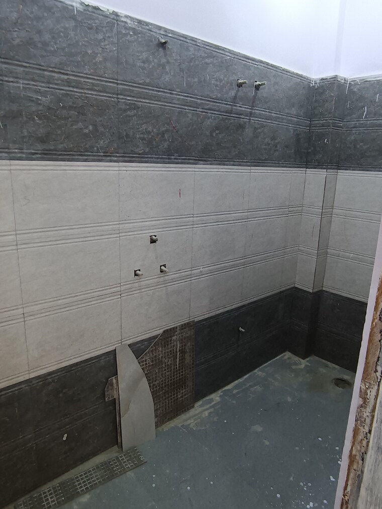 Bathroom, ashok-society 2.5 Bedroom 78 Sq.Mt. Builder Floor In Vasundhara Sector 2b Ghaziabad 8697141