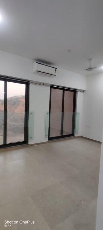 Room in 3 BHK Apartment at Kanakia Silicon Valley, Powai – for Rent