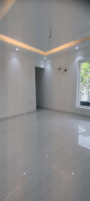 Room in 4 BHK Builder Floor at Green Fields Colony – for Sale