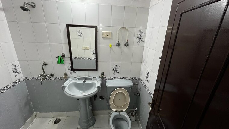Attached Bathroom, gaur-green-city 2 Bedroom 1000 Sq.Ft. Apartment In Indrapuram Ghaziabad 8697613