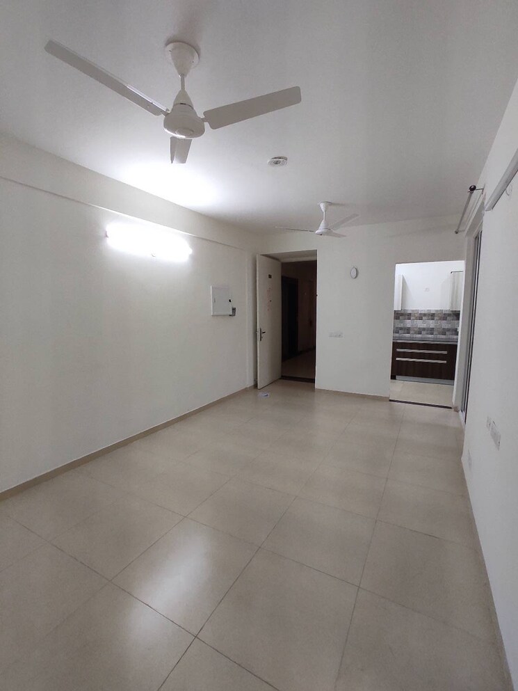 Room, international airport road 2 Bedroom 1100 Sq.Ft. Apartment In International Airport Road Zirakpur 8697587