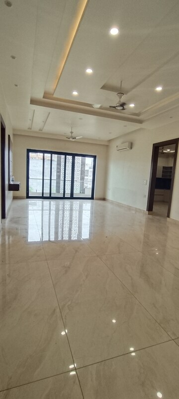 Room in 3 BHK Builder Floor at Unitech South City II, Sector 50 – for Rent