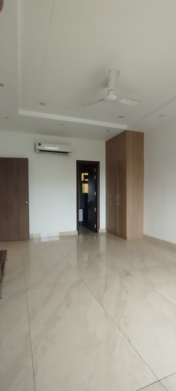 Room in 3 BHK Builder Floor at Unitech South City II, Sector 50 – for Rent