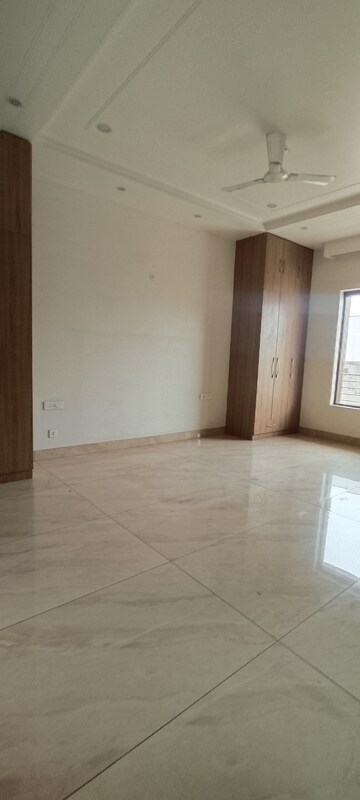 Room in 3 BHK Builder Floor at Unitech South City II, Sector 50 – for Rent