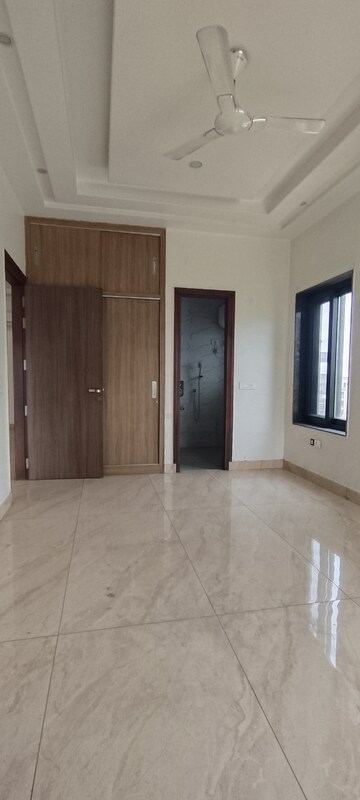 Room in 3 BHK Builder Floor at Unitech South City II, Sector 50 – for Rent