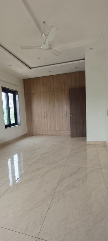 Room in 3 BHK Builder Floor at Unitech South City II, Sector 50 – for Rent