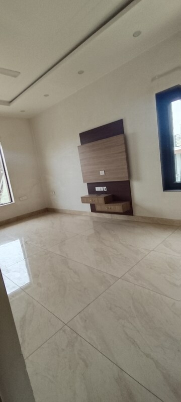 Room in 3 BHK Builder Floor at Unitech South City II, Sector 50 – for Rent