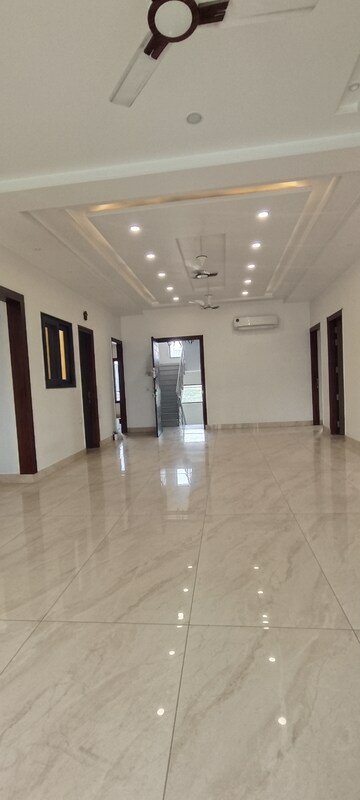 Building Lobby in 3 BHK Builder Floor at Unitech South City II, Sector 50 – for Rent