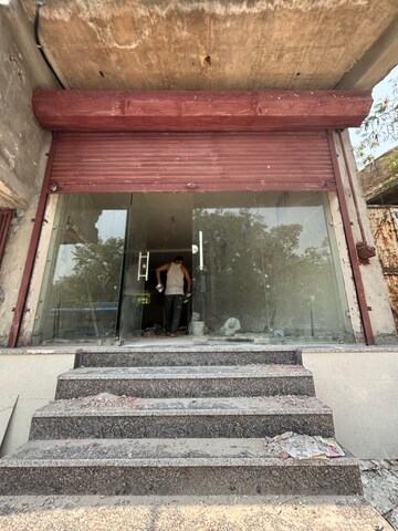 Furnished Amenities in  Showroom at Rohini Sector 17 – for Rent
