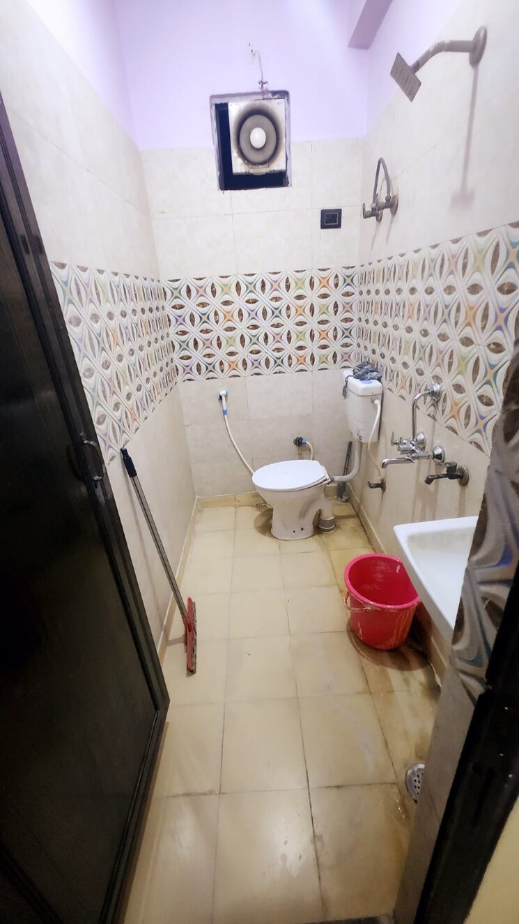 Bathroom, new ashok nagar 1 RK 450 Sq.Ft. Builder Floor In New Ashok Nagar Delhi 8698054