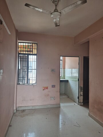 Room in 1.5 BHK Apartment at Sector 10 Greater Noida – for Sale
