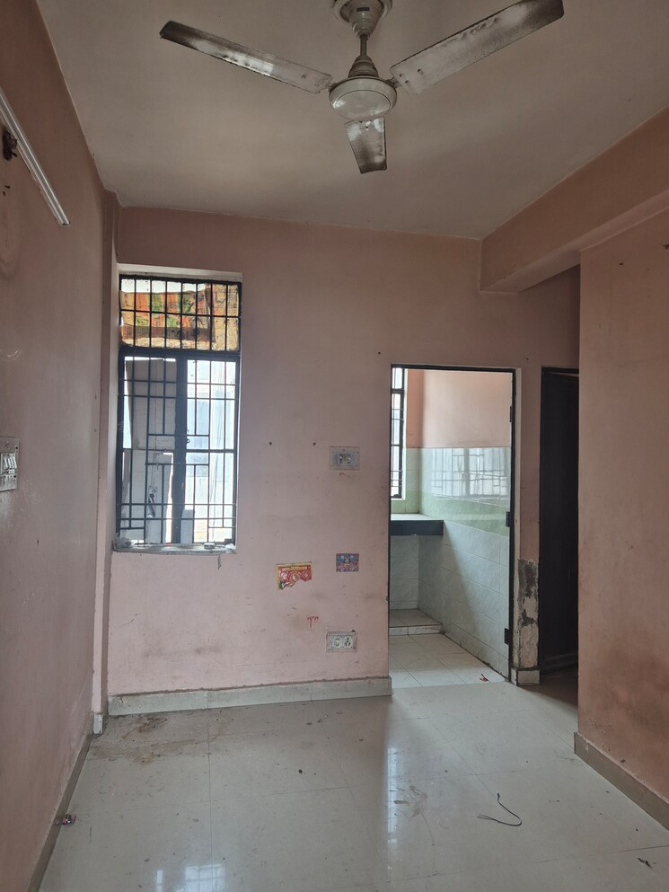 Room, sector 10 greater noida 1.5 Bedroom 35 Sq.Yd. Apartment In Sector 10 Greater Noida Greater Noida 8698019