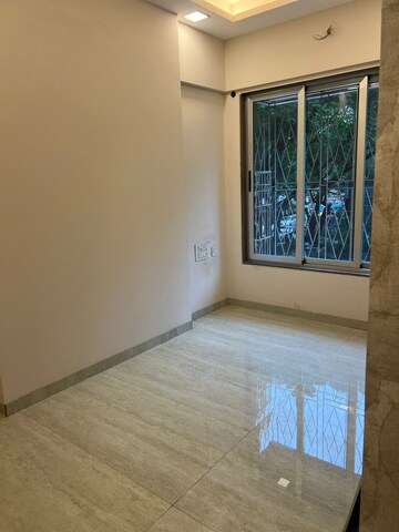 Room in 1.5 BHK Apartment at Goregaon West – for Sale