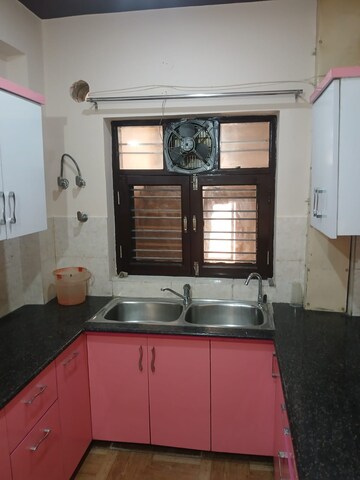 Kitchen in 3 BHK Builder Floor at Ardee Mall, Sector 52 – for Rent