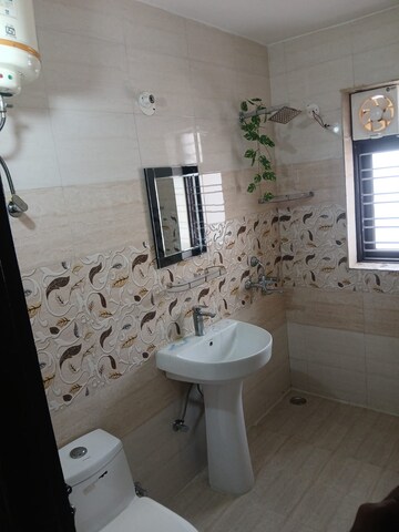 Bathroom in 3 BHK Builder Floor at Ardee Mall, Sector 52 – for Rent