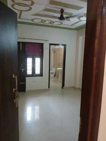 Room in 3 BHK Builder Floor at Ardee Mall, Sector 52 – for Rent