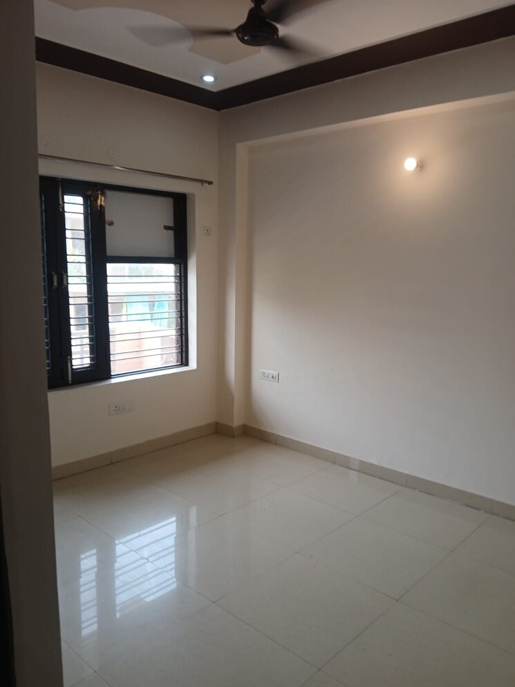 Room, ardee-mall 3 Bedroom 2400 Sq.Ft. Builder Floor In Sector 52 Gurgaon 8698135