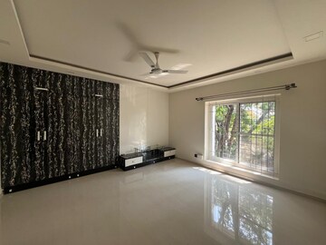 Room in 3 BHK Apartment at Langford Town – for Rent