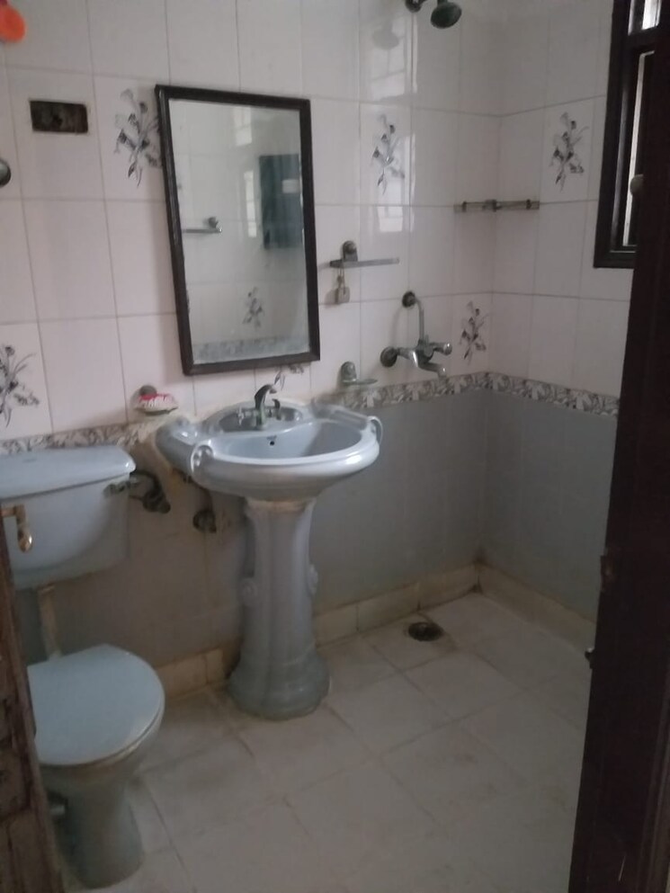 Bathroom, gaur-green-city 3 Bedroom 1330 Sq.Ft. Apartment In Indrapuram Ghaziabad 8698216