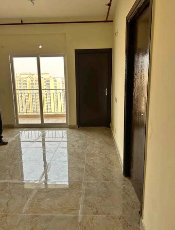 Room in 2 BHK Apartment at Land Craft Golf Links Villa, Pandav Nagar – for Rent