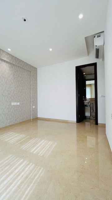 Room in 2 BHK Apartment at Hiranandani Highland, Powai – for Rent
