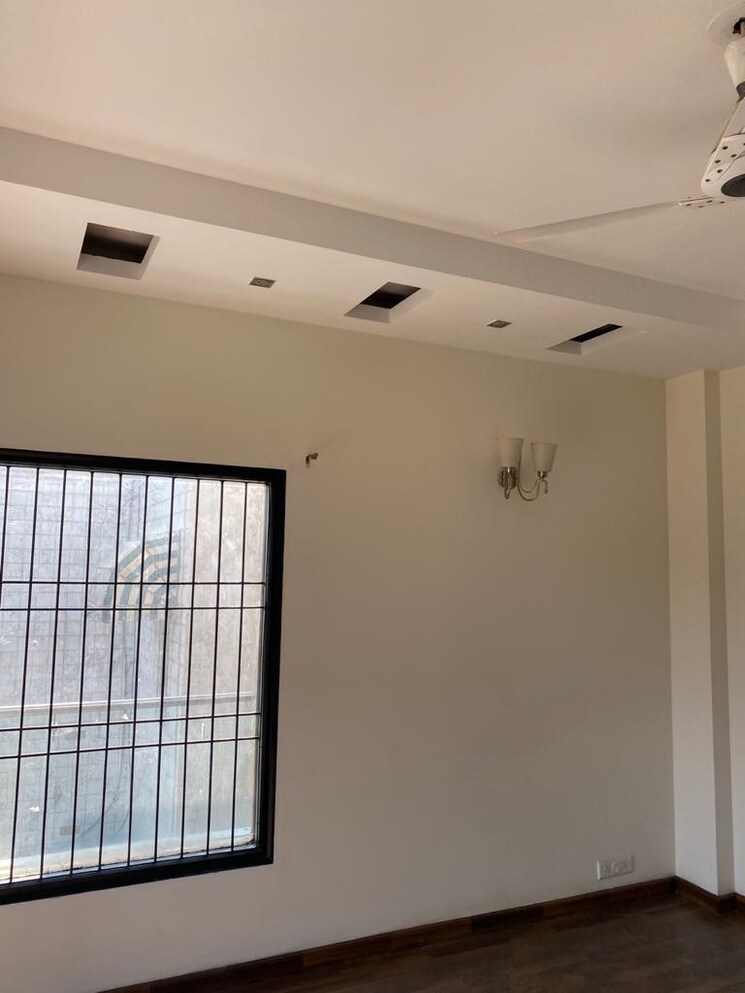 Room, sector 7 2 Bedroom 1466 Sq.Ft. Independent House In Sector 7 Gurgaon 8698765